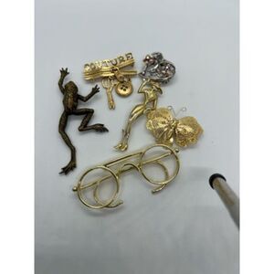 Vintage gold tone and novelty brooches